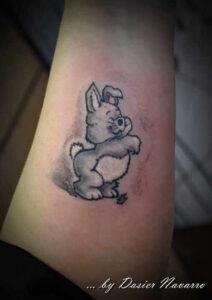 Süßes Häschen Tattoo Idee am Unterarm im Comic Stil