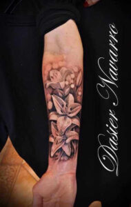 Realistische Orchidee Tattoo Idee am Unterarm