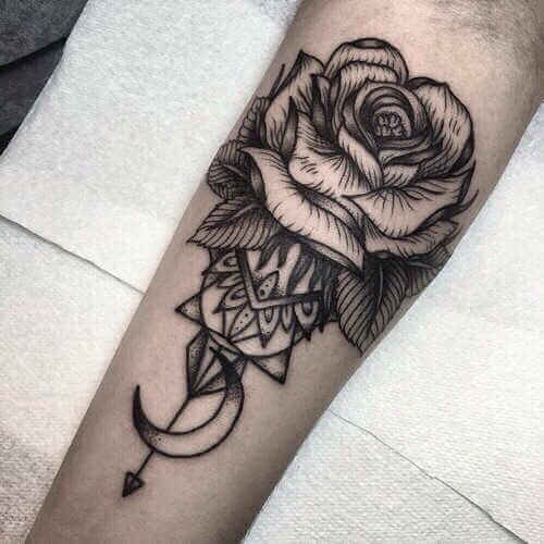 Arm Tattoo Rose und Halbmond