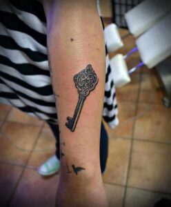 Arm Tattoo Schlüssel