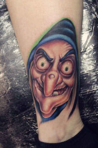 Böse Hexe Tattoo Motiv im Comic Stil auf dem Bein