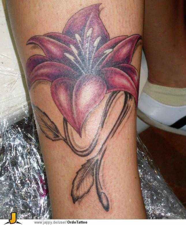 Bein Tattoo rote Orchidee