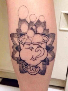 Bein Tattoo Tassilo in schwarz.