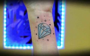 Minimalistisches Diamant Tattoo mit Schneeflocken am Handgelenk