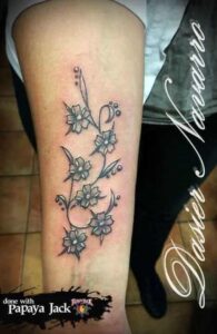 Schwarz-weiß Blumen Tattoo Idee am Unterarm