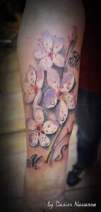 Realistisches Blumen Tattoo mit Initialen am Unterarm