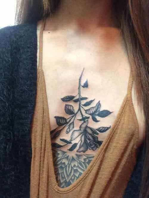 Brust-Tattoo Rose schwarz/weiss