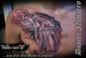 Realistisches Wolf Tattoo Motiv auf der Brust