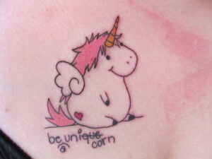 Comic Brust Tattoo pinkes Einhorn