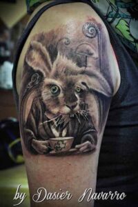 Comic Tattoo Hase im Anzug
