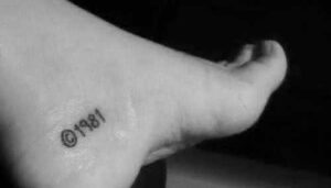 Minimalistisches Copyright Zeichen 1981 Tattoo Design für den Fuss