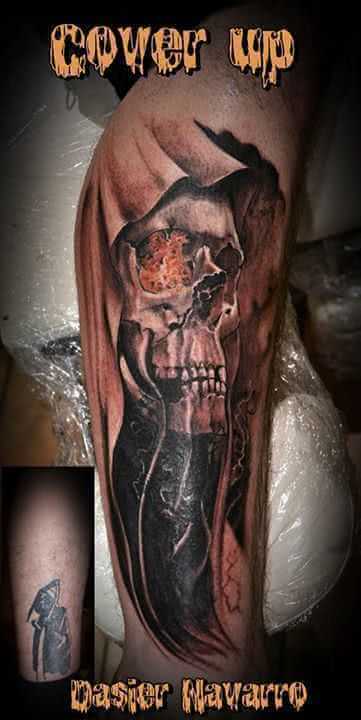 Cover up Arm Totenkopf mit Umhang