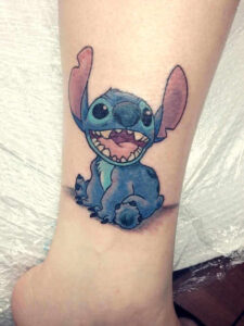 Stitch Tattoo Motiv im Comic Stil am Bein