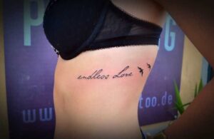 Endless Love Schriftzug mit Vögeln Tattoo Vorlage – Klein und minimalistisch Rippen