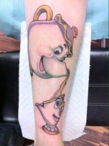 Farbiges Disney Bein Tattoo