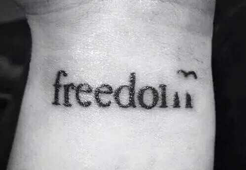 Tattoo Freedom Schriftzug Handgelenk