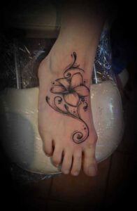 Fuss Tattoo Orchidee mit Ornament
