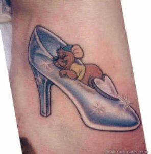 Disney Comic Tattoo Idee: Gläsener Schuh mit Maus am Unterarm