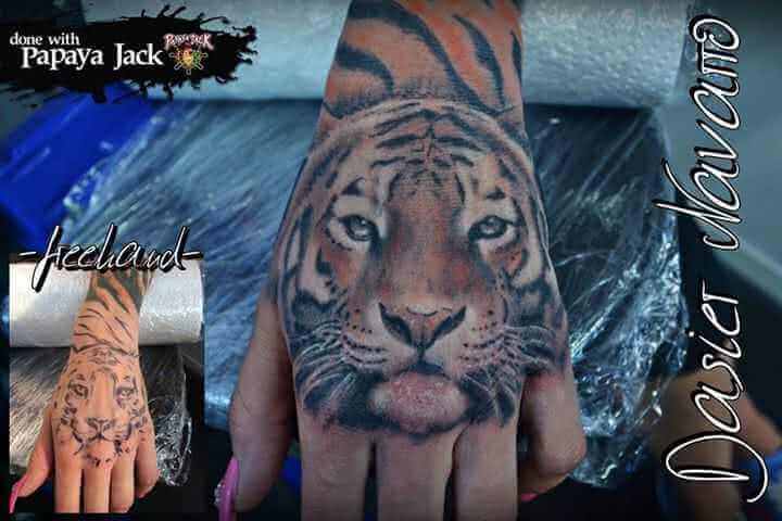 Hand Tattoo Tiger in Farbe