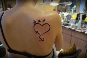 Herz und Vögel Schulter Tattoo