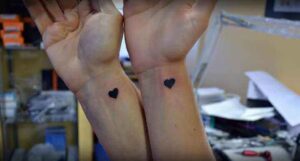 Kleine Herzen Tattoo Vorlage – Minimalistisch Unterarm