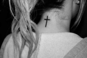 Kreuz Tattoo Nacken