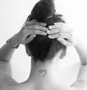 Nacken Tattoo Herz