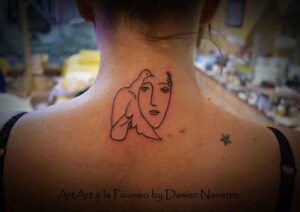 Minimalistisches Picasso Tattoo: Le Visage de la Paix am Nacken