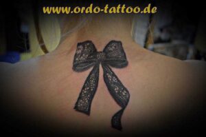 Nacken Tattoo Schleife mit Stickereimuster