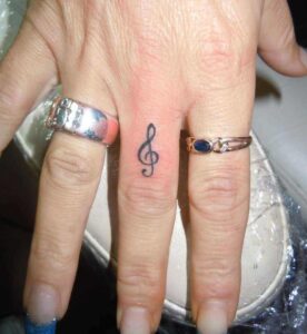 Kleines Notenschlüssel Tattoo Design für den Finger