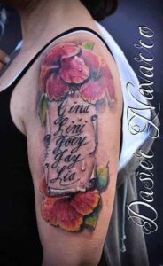 Oberarm Tattoo Blumen mit Namen