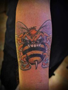 Böse Biene Tattoo Vorlage 
– Comic Unterarm