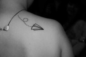 Papierflieger Schulter Tattoo