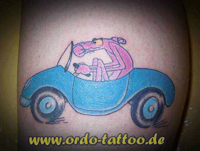 Pink Panter im blauen Auto