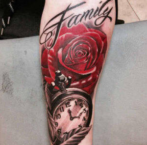 Realistisches Rose und Uhr Tattoo Motiv mit ‚Family‘ Schriftzug am Bein