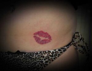 Roter Kussmund Tattoo Idee am Bauch