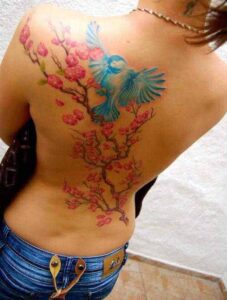 Farbiges Blumen- und Vogel Tattoo Design auf dem Rücken