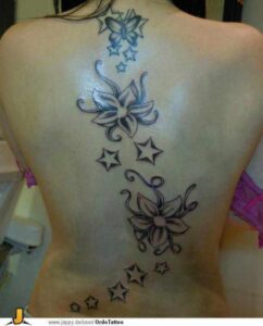 Rückentattoo schwarz/weiss