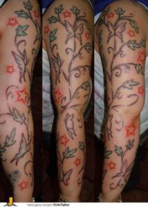Schmetterlings Tattoo Idee mit Ranken, Blättern und Sternen am Oberarm