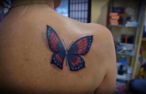 Schulter Tattoo bunter Schmetterling