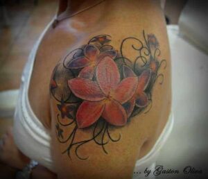 Florales Orchidee Tattoo Motiv für die Schulter
