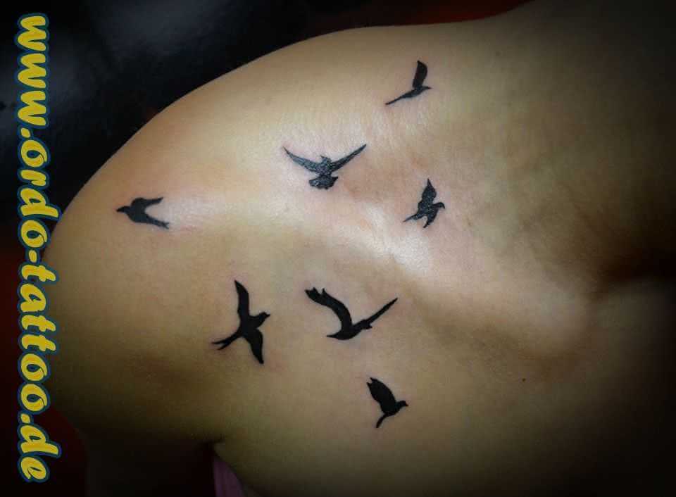 Tattoo Schulter Tattoo sieben fliegende Tauben