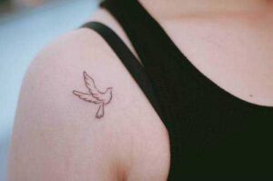 Kleine Taube Tattoo Idee für die Schulter