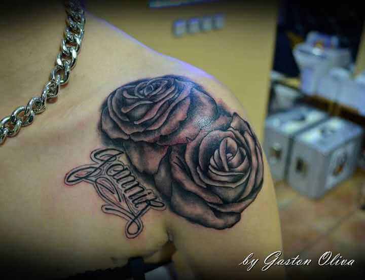 Tattoo Schulter Tattoo zwei Rosen mit Namen