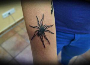 Spinne Tattoo Motiv im Blackwork Stil am Unterarm
