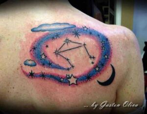 Buntes Sternenbild Tattoo Motiv auf der Schulter im Comic Stil