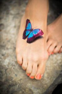 Farbiger 3D Schmetterling Tattoo Idee am Fuß