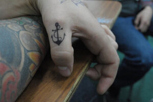 Anker am Finger