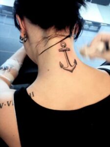Anker Tattoo Idee für den Nacken