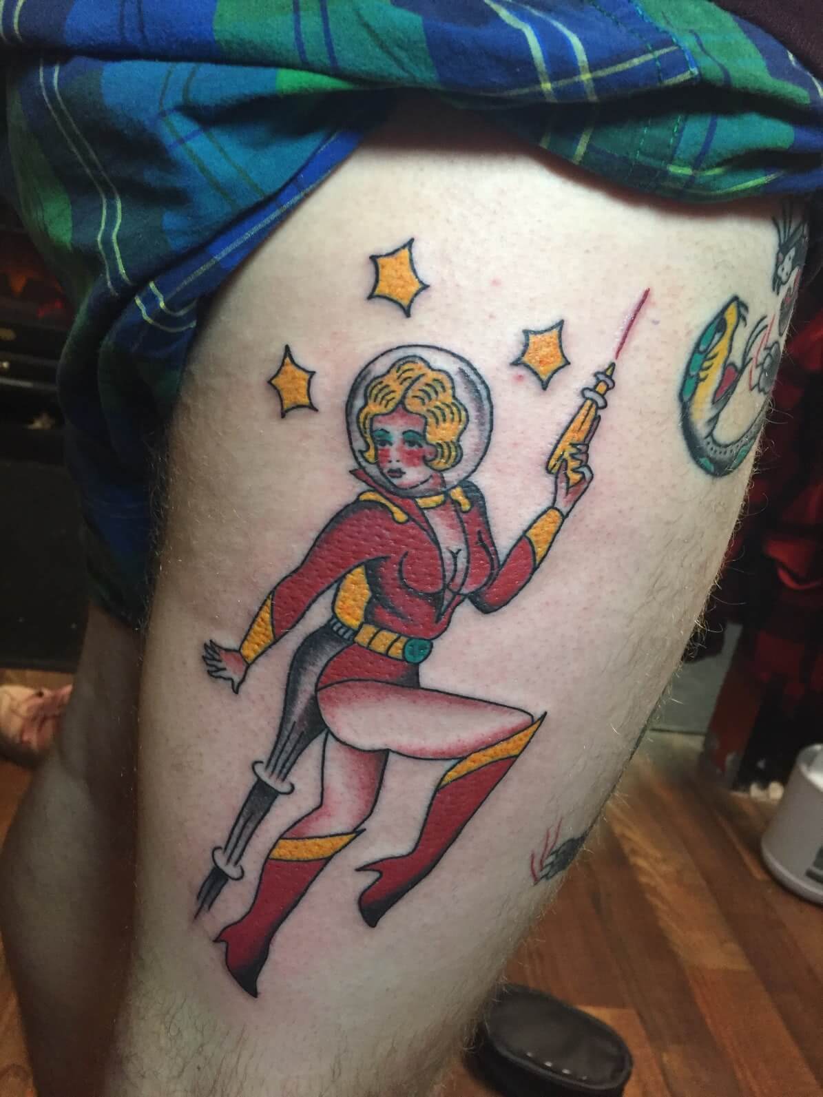 Tattoo Astronautin mit Blaster